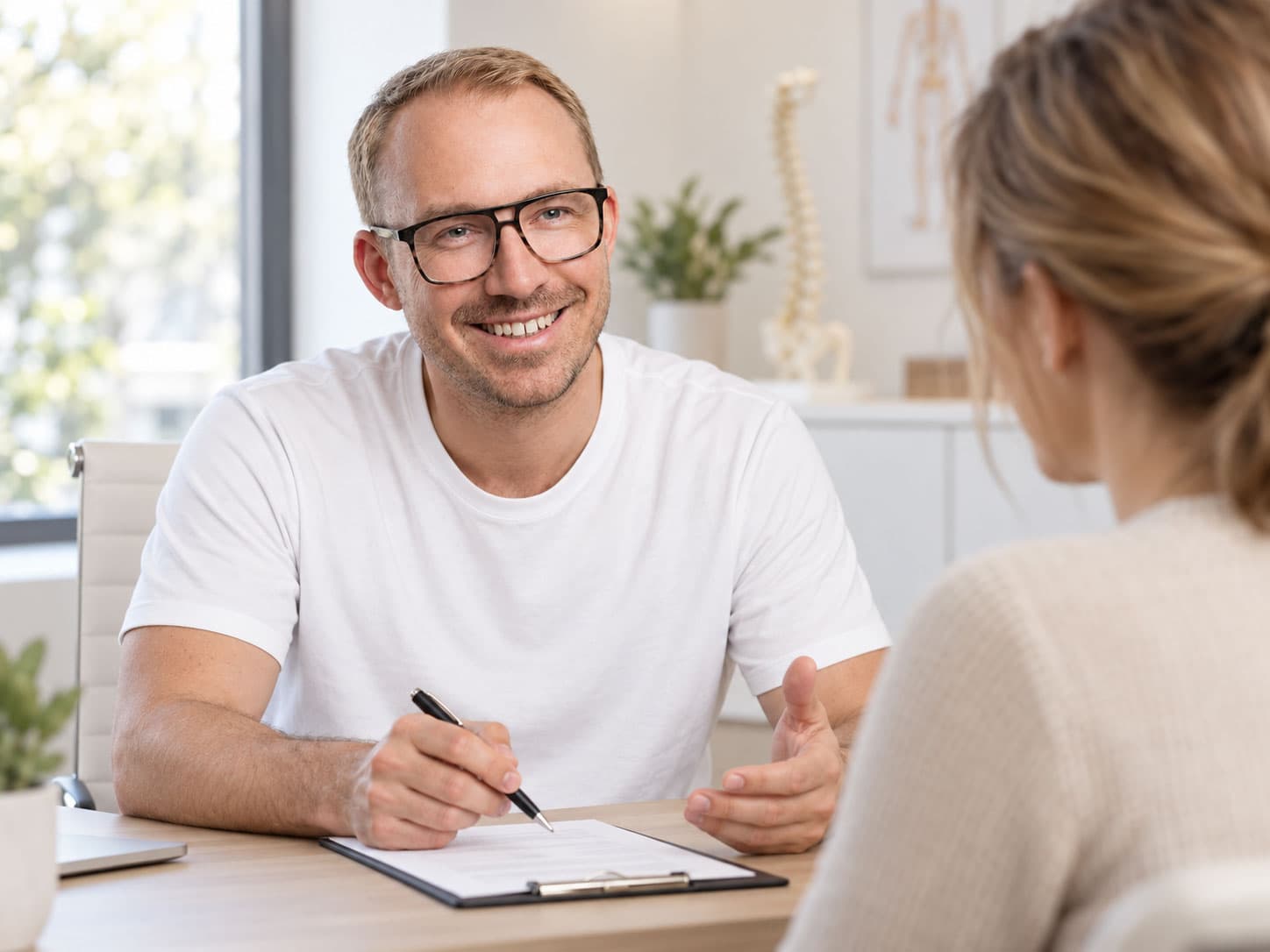 Ärztliches Gespräch mit einer Patientin am Besprechungstisch